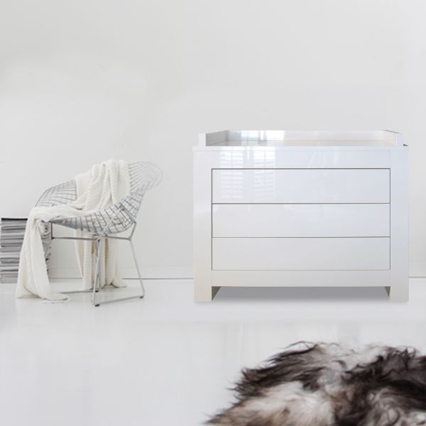 kidsmill_alaska_babykamer_wit_hoogglans_bed_70_x_140_cm_commode_kast_2_deurs_2_4845