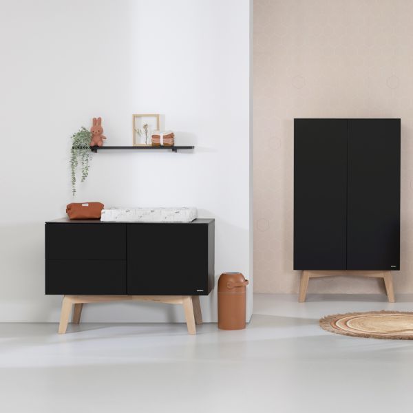 kidsmill_sixties_babykamer_zwart_mat_naturel_bed_60_x_120_cm_commode_kast_2_deu_3e67