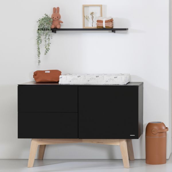 kidsmill_sixties_babykamer_zwart_mat_naturel_bed_60_x_120_cm_commode_kast_2_deu_77b0