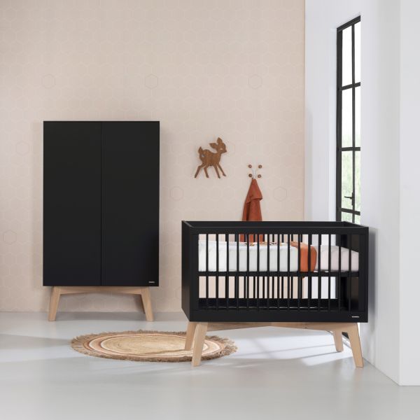 kidsmill_sixties_babykamer_zwart_mat_naturel_bed_60_x_120_cm_commode_kast_2_deu_819a