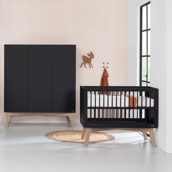 kidsmill_sixties_babykamer_zwart_mat_naturel_bed_60_x_120_cm_commode_kast_3_deu_6806