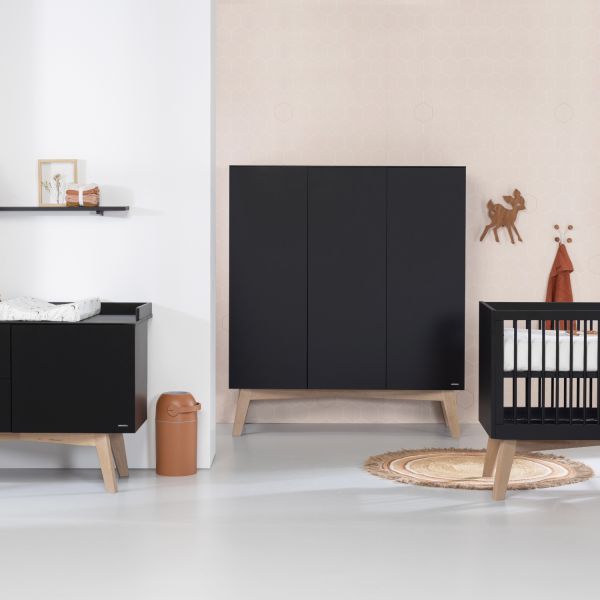 kidsmill_sixties_babykamer_zwart_mat_naturel_bed_60_x_120_cm_commode_kast_3_deu_f09a