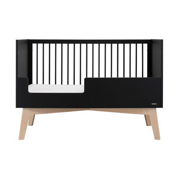 kidsmill_sixties_babykamer_zwart_mat_naturel_bed_70_x_140_cm_commode_kast_2_deu_e817