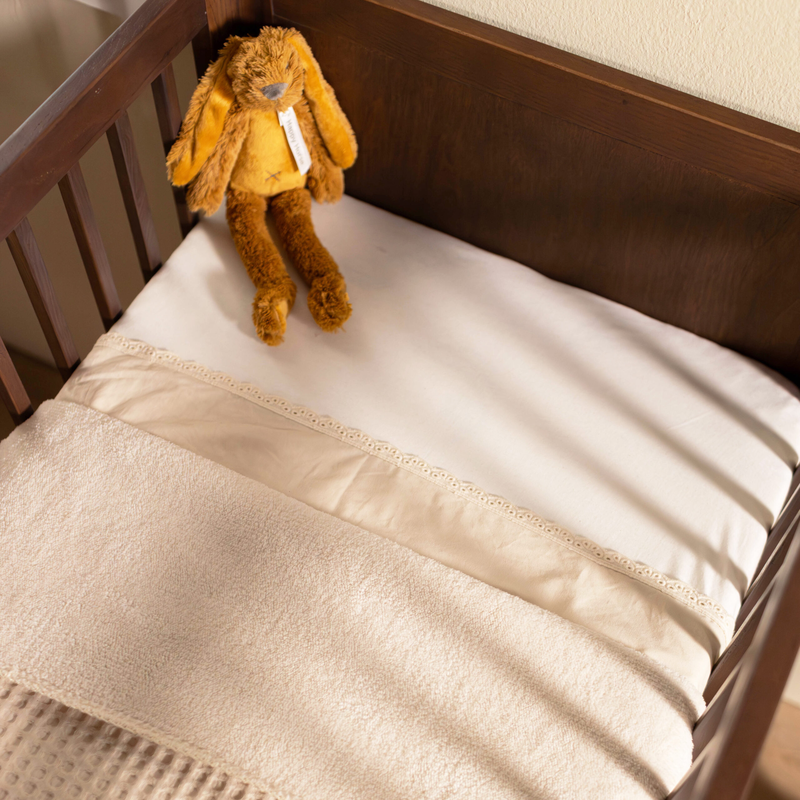 Kidsmill Tune walnoot_zonder latjes_ledikant_SFEER_vierkant